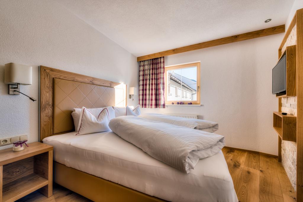 Bischoferhaus Apartman Serfaus Szoba fotó